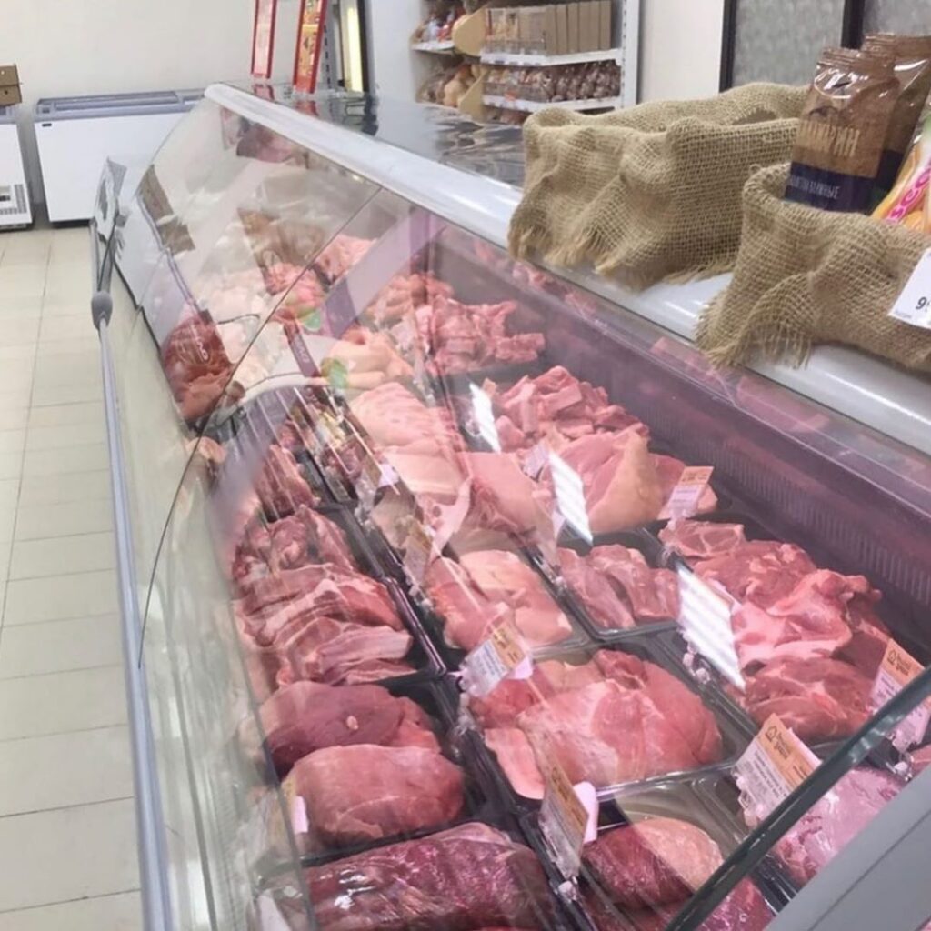 Свежее охлажденное мясо в новом магазине "Сельский дворик" на Ямской 87 а, г.Тюмень